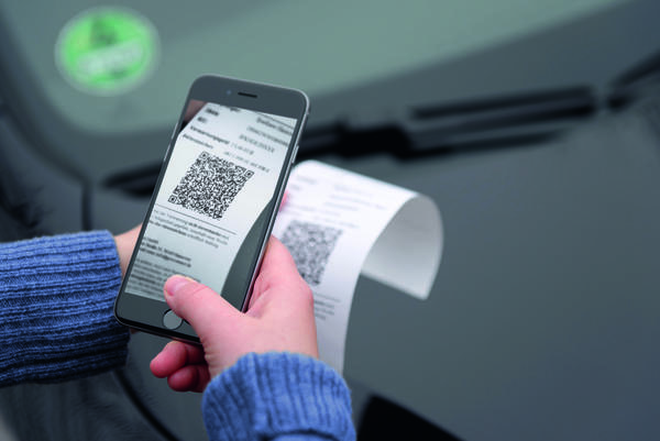 Parksünder scannt QR-Code auf der Verwarnung mit seinem Smartphone ein