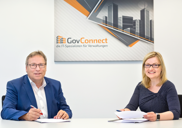 Dr. Horst Baier (CIO der Landesregierung) und Patricia Pichottki (Geschäftsführerin der GovConnect GmbH) bei der Vertragsunterzeichnung