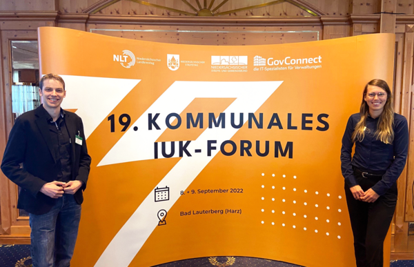 Malte Gegner und Nicole Glowatzki (beide von der GovConnect) als Vortragende auf dem 19. IuK-Forum
