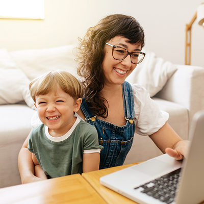 Mutter und Kind sitzen am Laptop