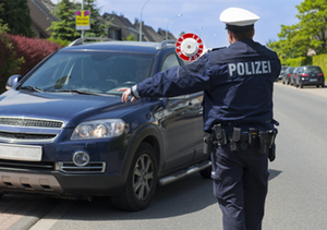 Polizist winkt Auto aus dem Verkehr