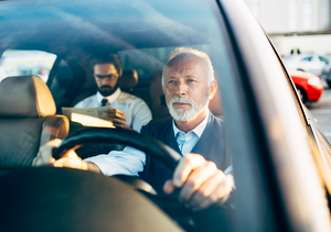 Ein Mann steuert ein Taxi