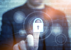 Mann zeigt auf ein Datenschutz-Icon