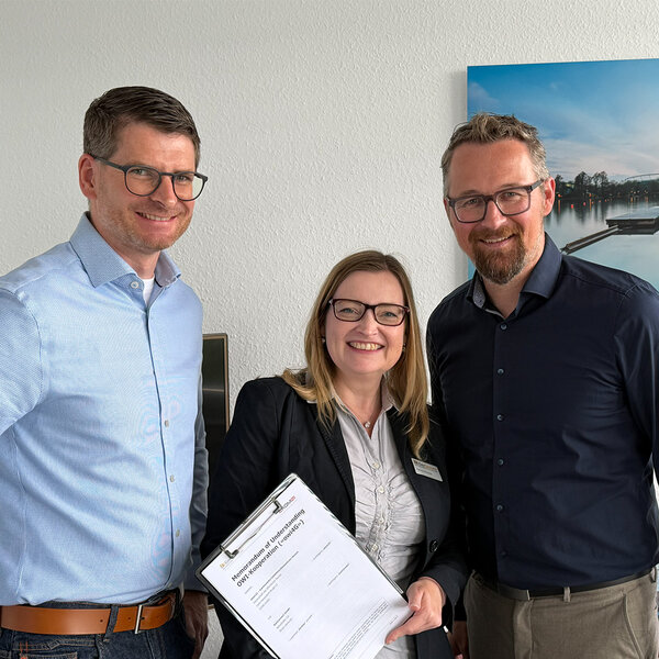 Unterzeichnung des MoU durch GovConnect und ekom21 (v. l.: Lennart Schaer (Gesch&auml;ftsf&uuml;hrung GovConnect), Patricia Pichottki (Gesch&auml;ftsf&uuml;hrung GovConnect), Martin Kuban (Gesch&auml;ftsf&uuml;hrung ekom21))