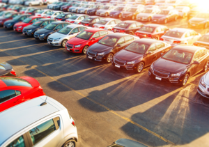 Autos auf Parkplatz